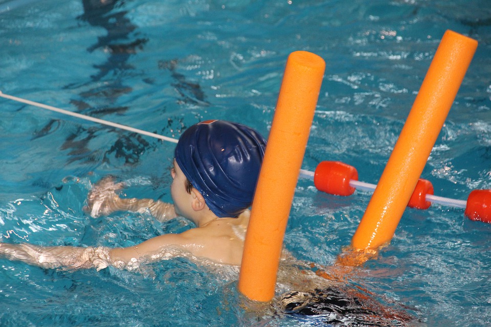 כיצד השחייה מסייעת לשיפור הבריאות הפיזית והנפשית